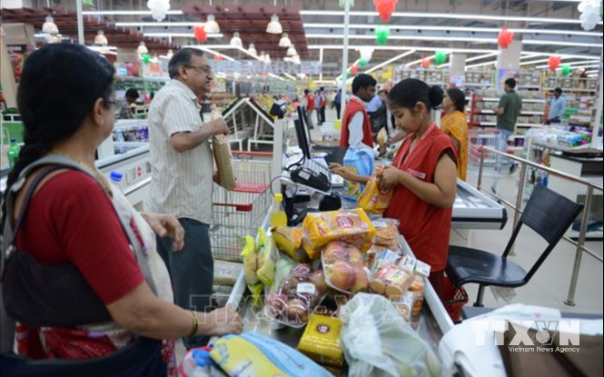 Người dân mua sắm tại một siêu thị ở Hyderabad, Ấn Độ. (Ảnh: AFP/TTXVN) Người dân mua sắm tại một siêu thị ở Hyderabad, Ấn Độ. (Ảnh: AFP/TTXVN)
